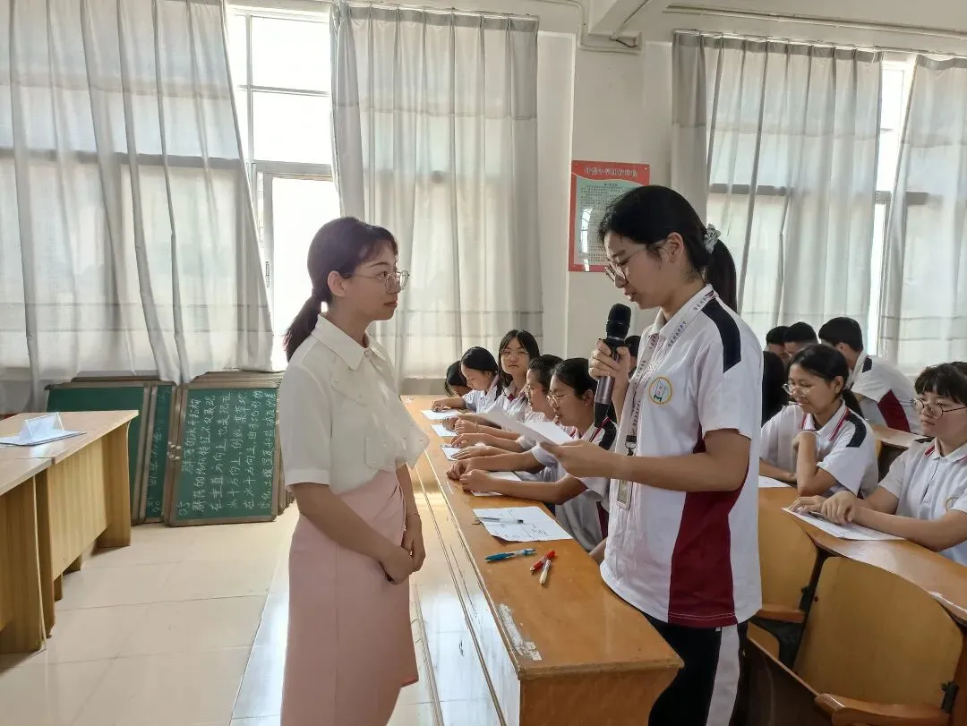 学生们在课堂上认真思考“活在当下”的意义