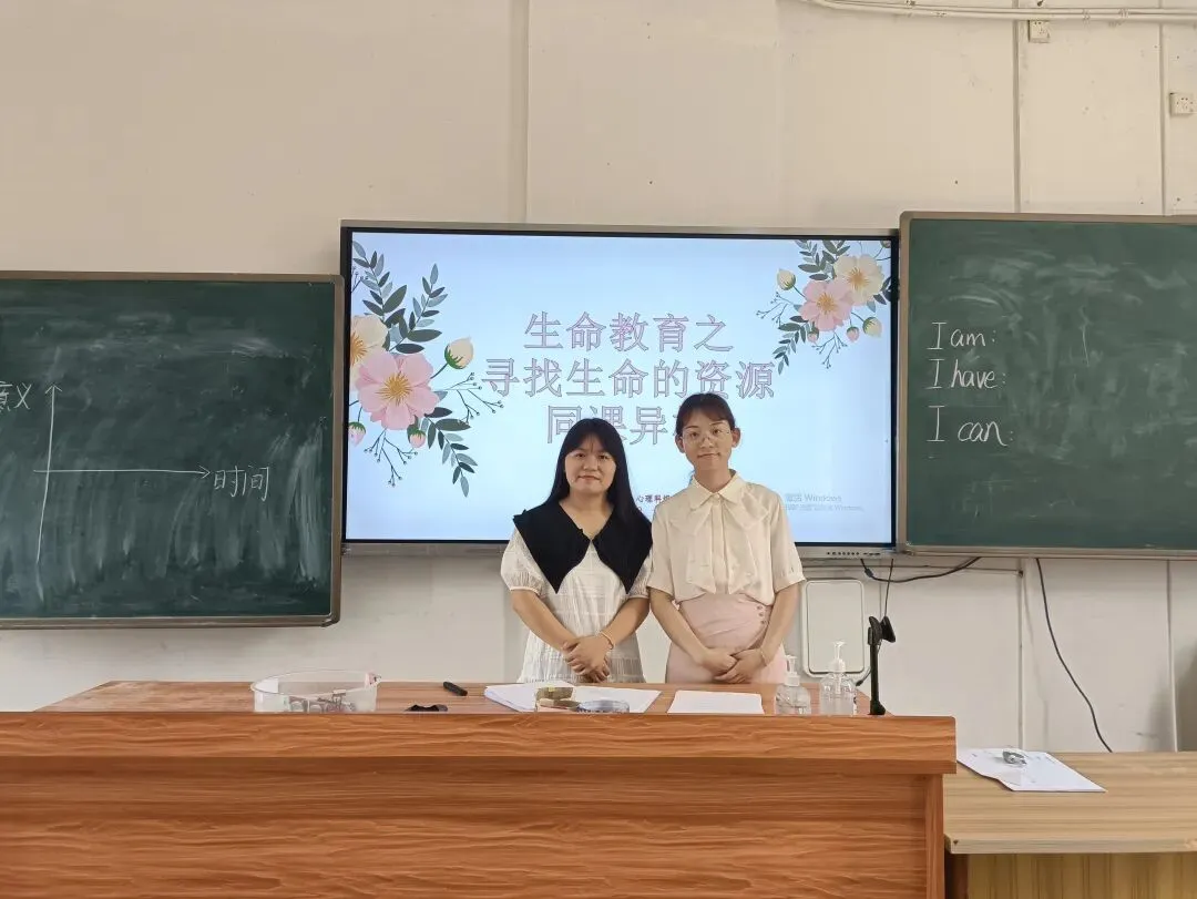 心理公开课现场学生认真聆听