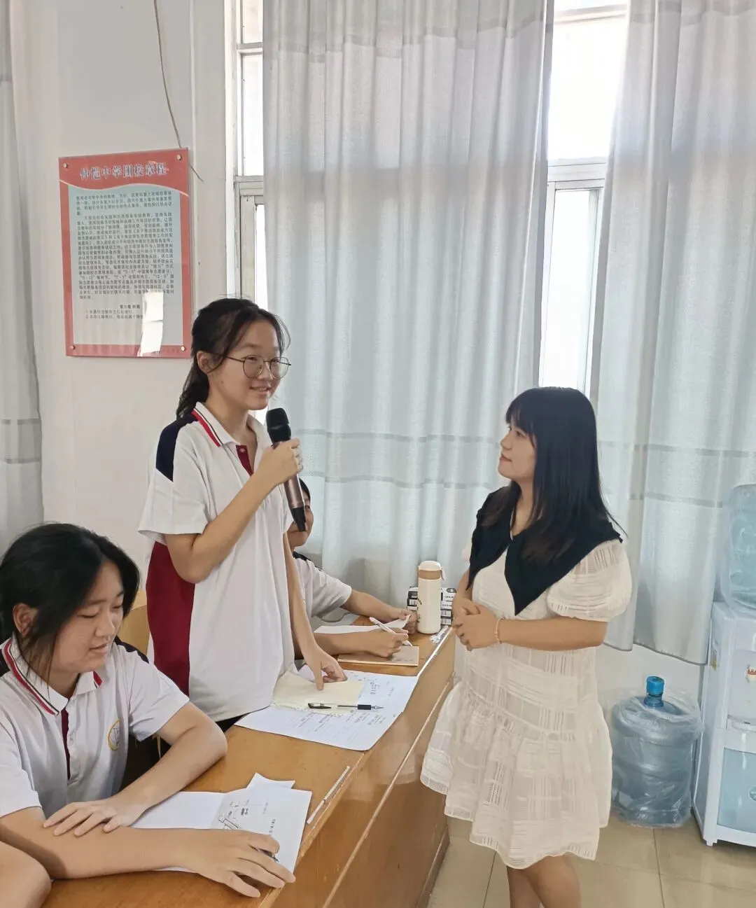 学生在课堂上分享生命中的第一次体验