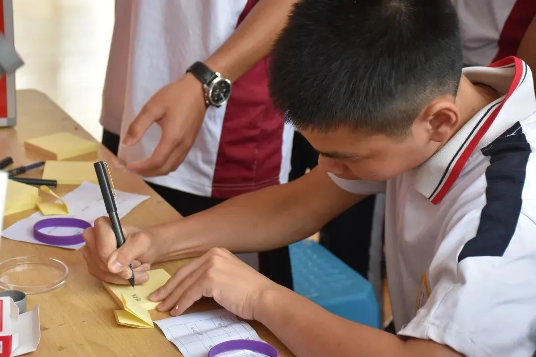 同学们参与“送你一朵小红花”游戏