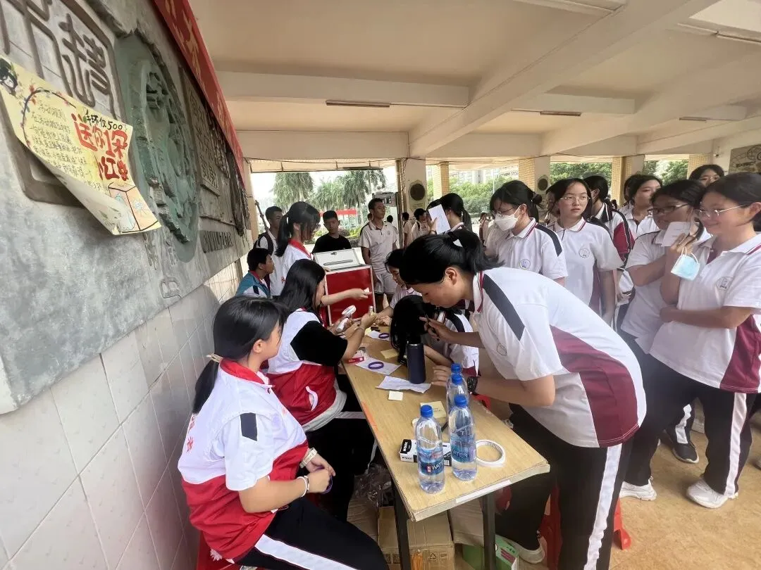 同学们参与“送你一朵小红花”游戏