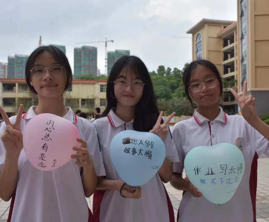 同学们参与“送你一朵小红花”游戏