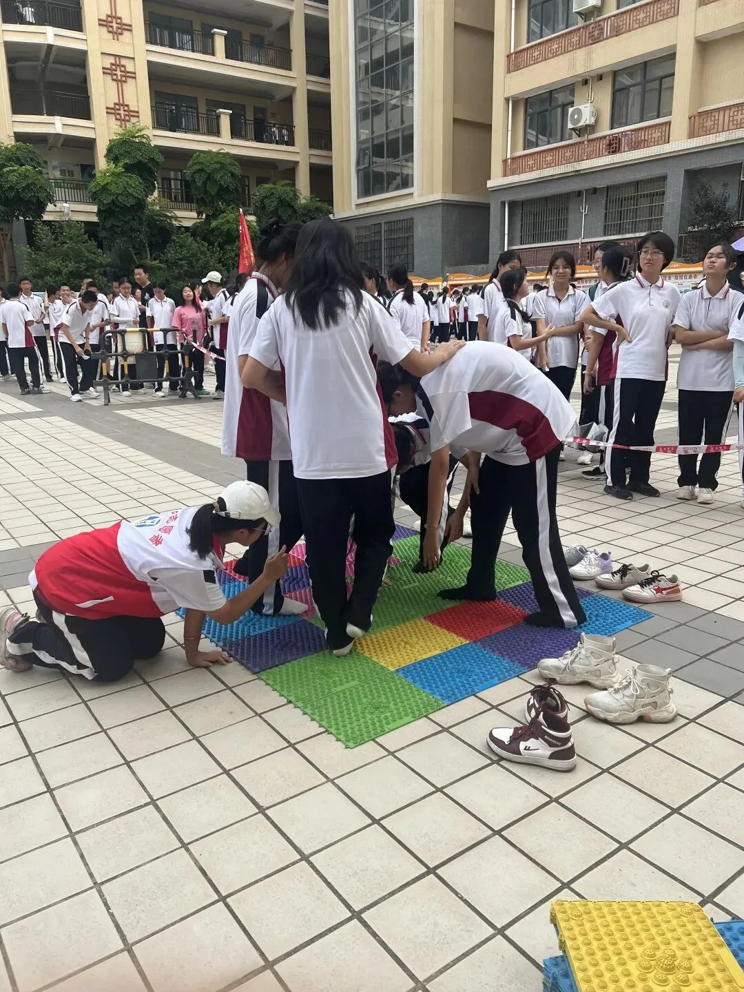 同学们参与“烦恼爆破”游戏