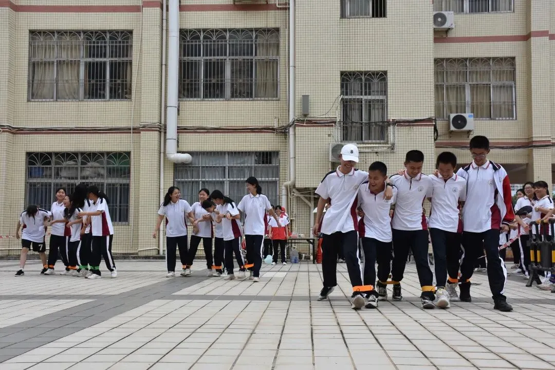 同学们参与“同舟共渡”游戏