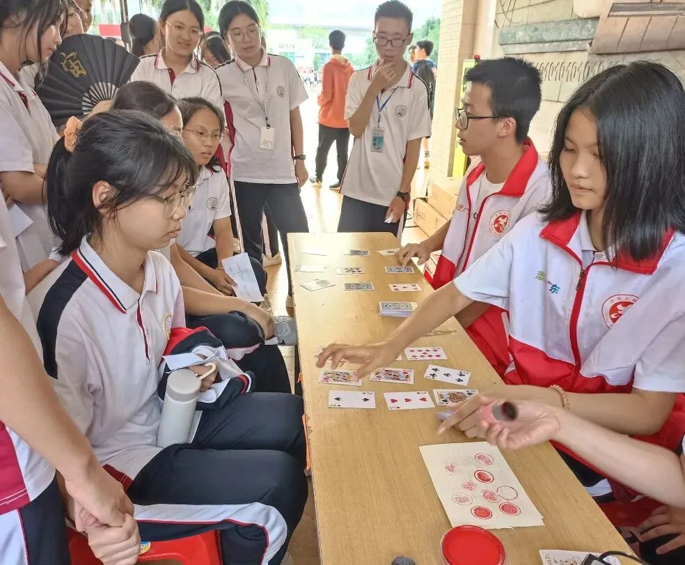 同学们参与“送你一朵小红花”游戏