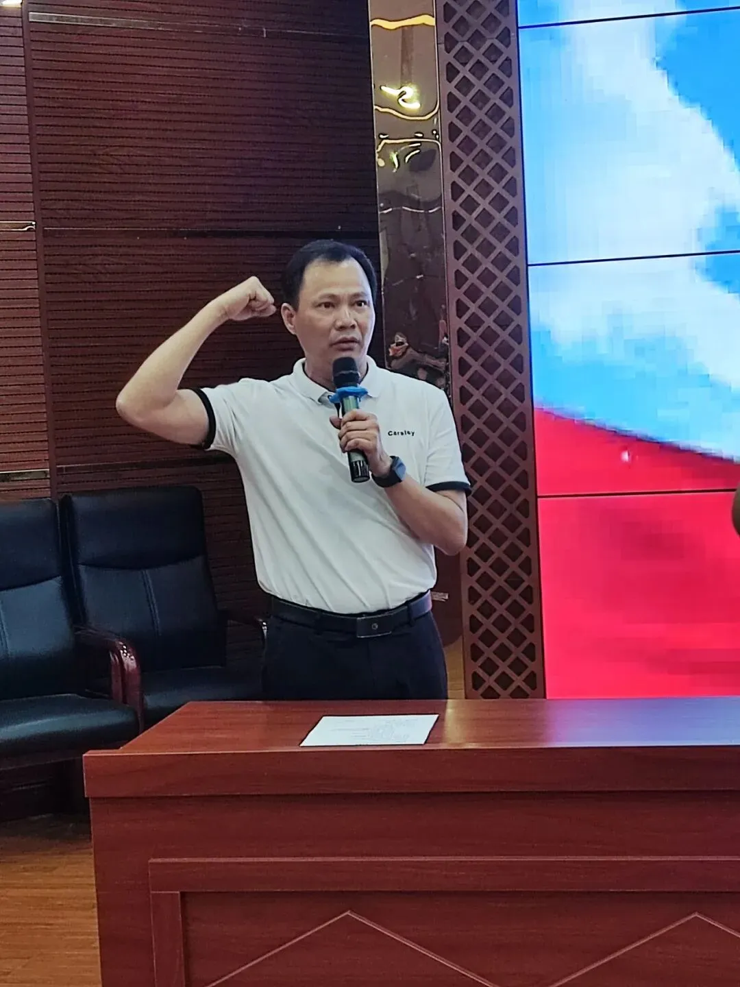 张干丁校长宣布开营并授旗