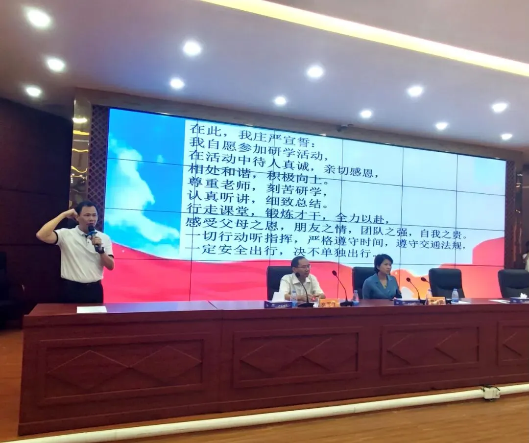 张伟雄副校长带领宣誓