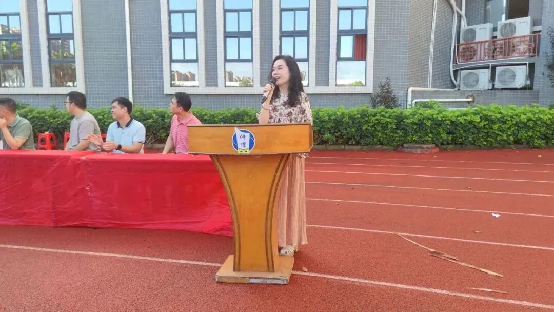 仲恺中学高二年级惠一调表彰大会主席台，校领导及嘉宾就座