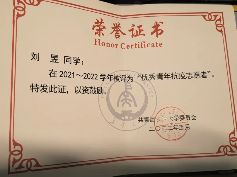 邱果在图书馆学习