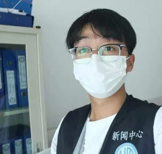 杨锋在课堂上认真听讲