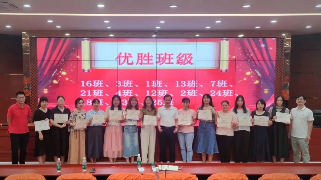 张伟雄副校长作总结发言