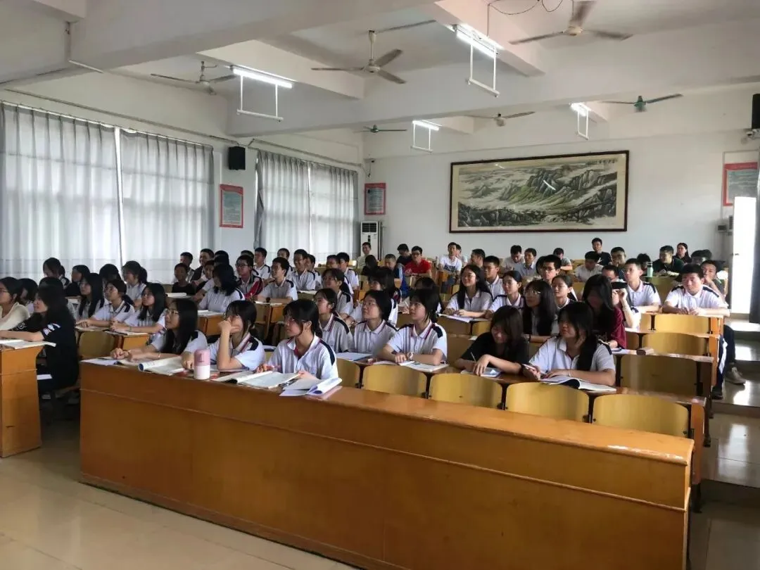 物理科组教师合影留念