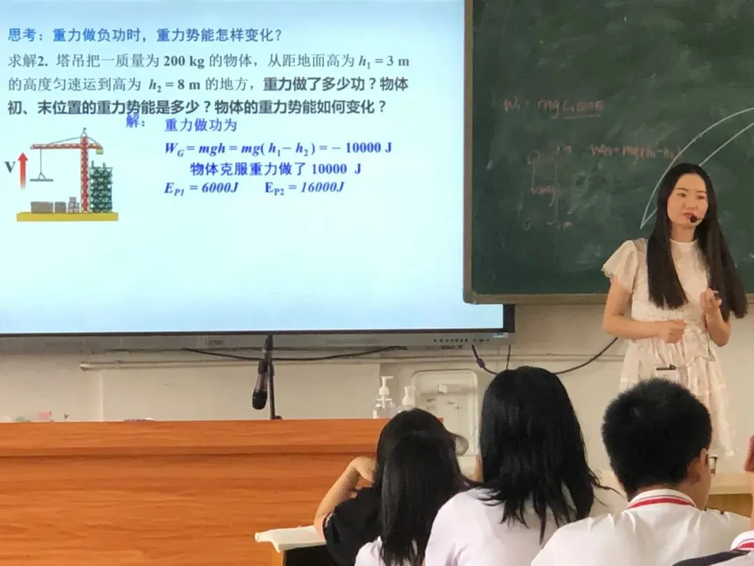 物理科组教师们在认真听课
