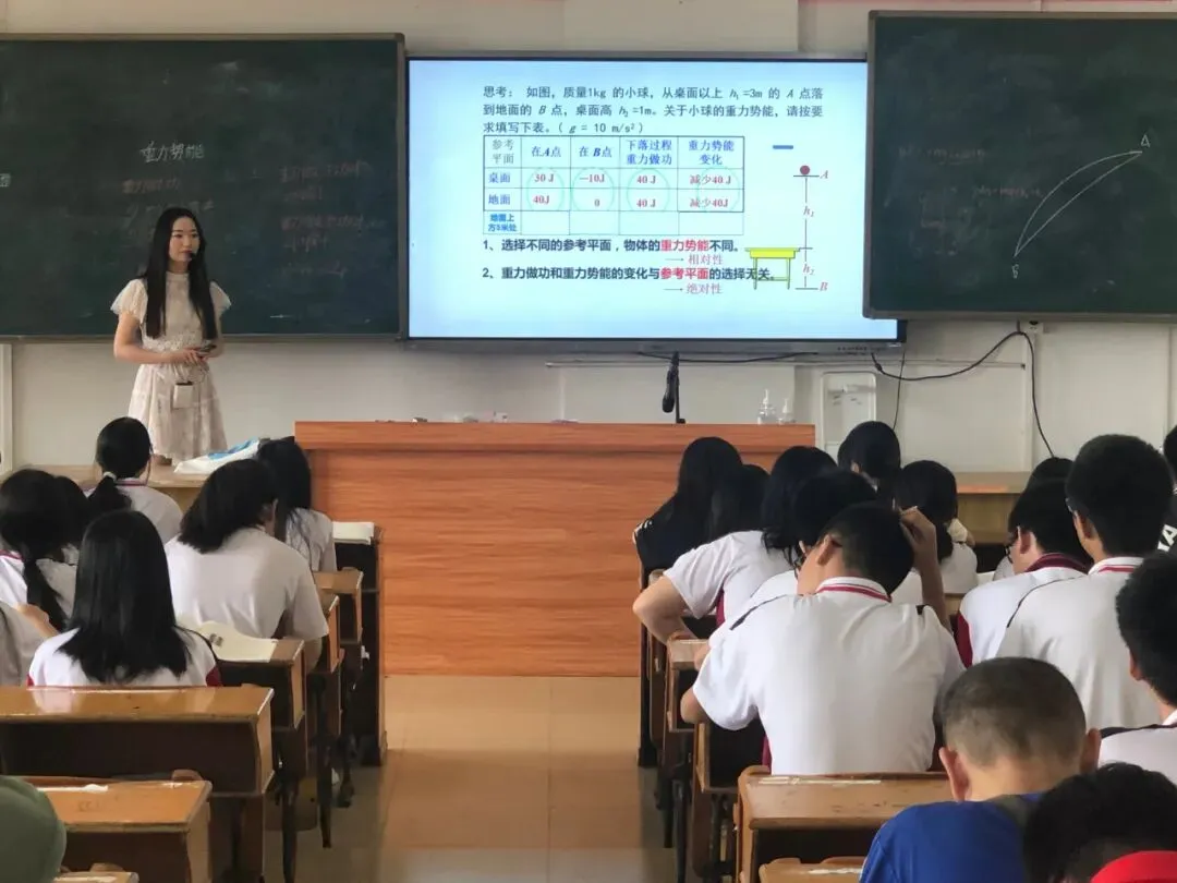 科组教师们在进行热烈的评课讨论