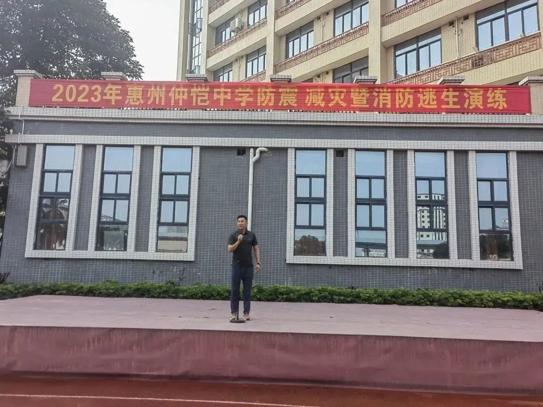罗凯锋主任演示干粉灭火器使用