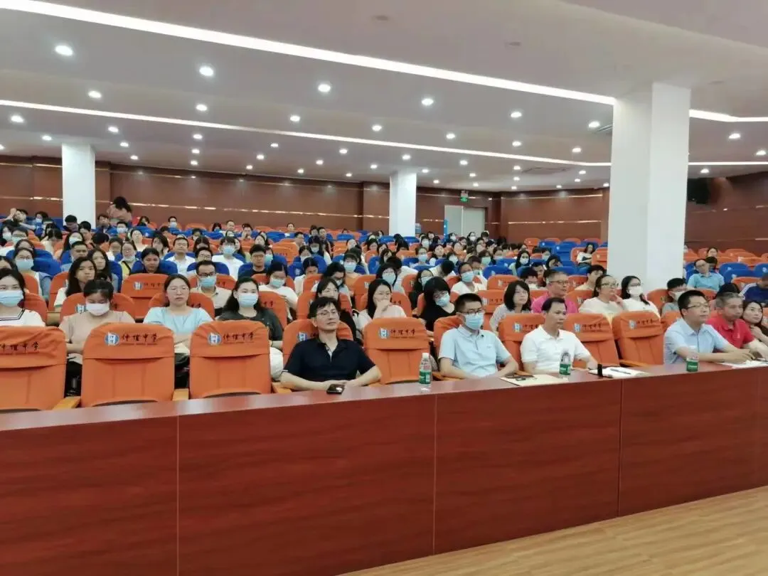 教师们认真聆听郭方营教授的讲座