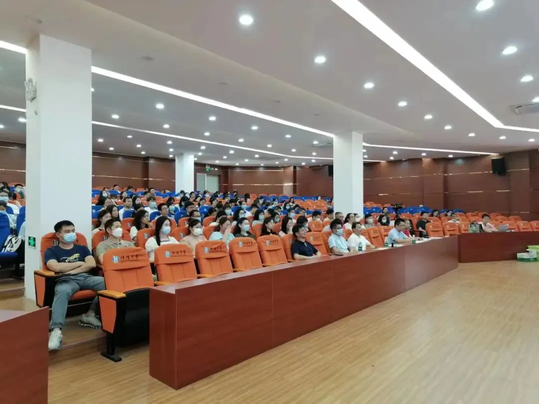 讲座现场,教师们积极互动交流
