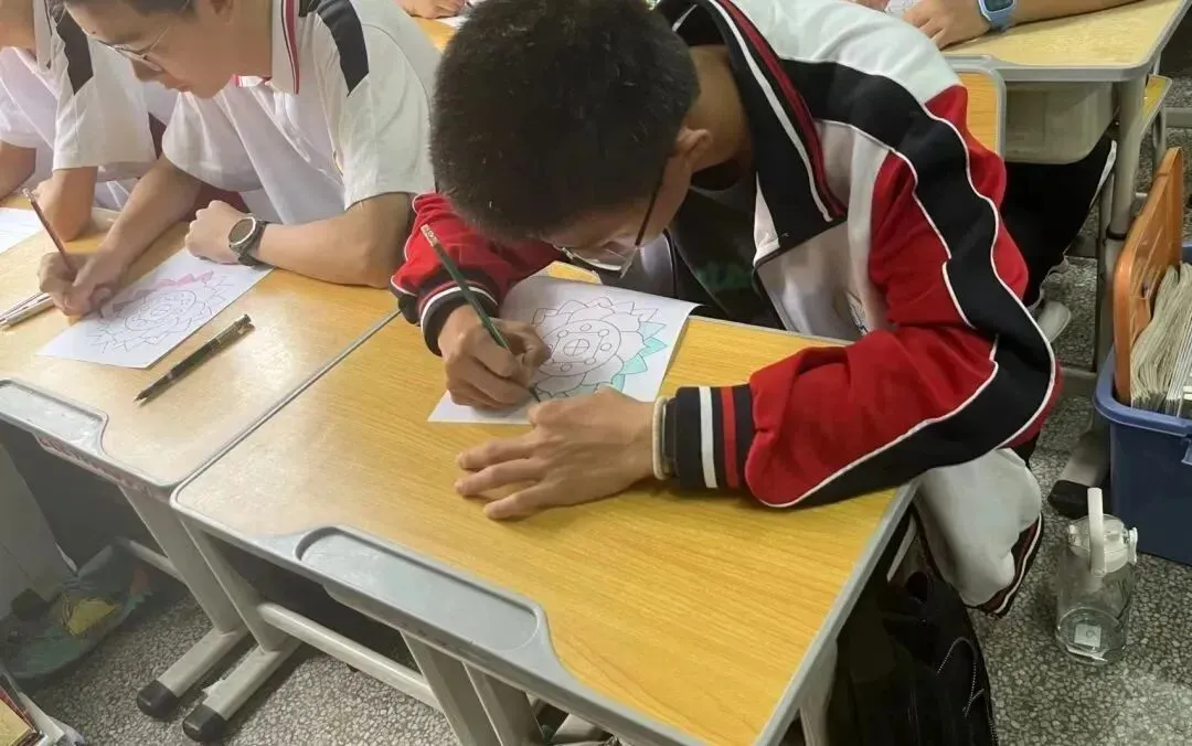 学生们在宁静的氛围中进行曼陀罗绘画