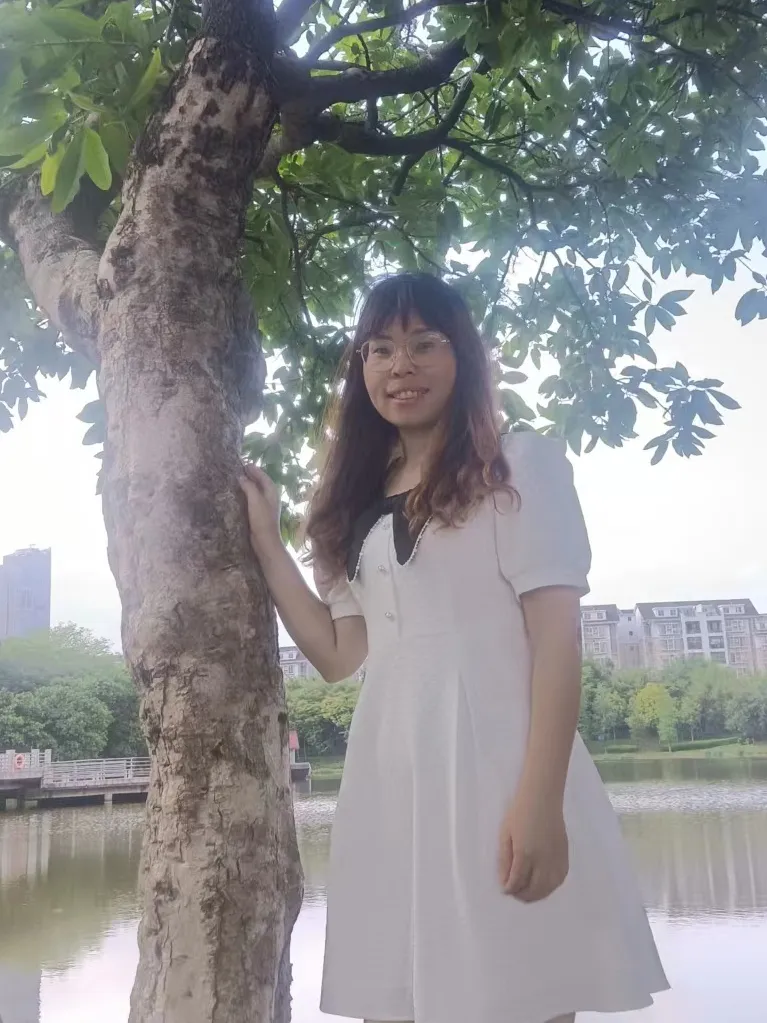 曾红老师的个人照片