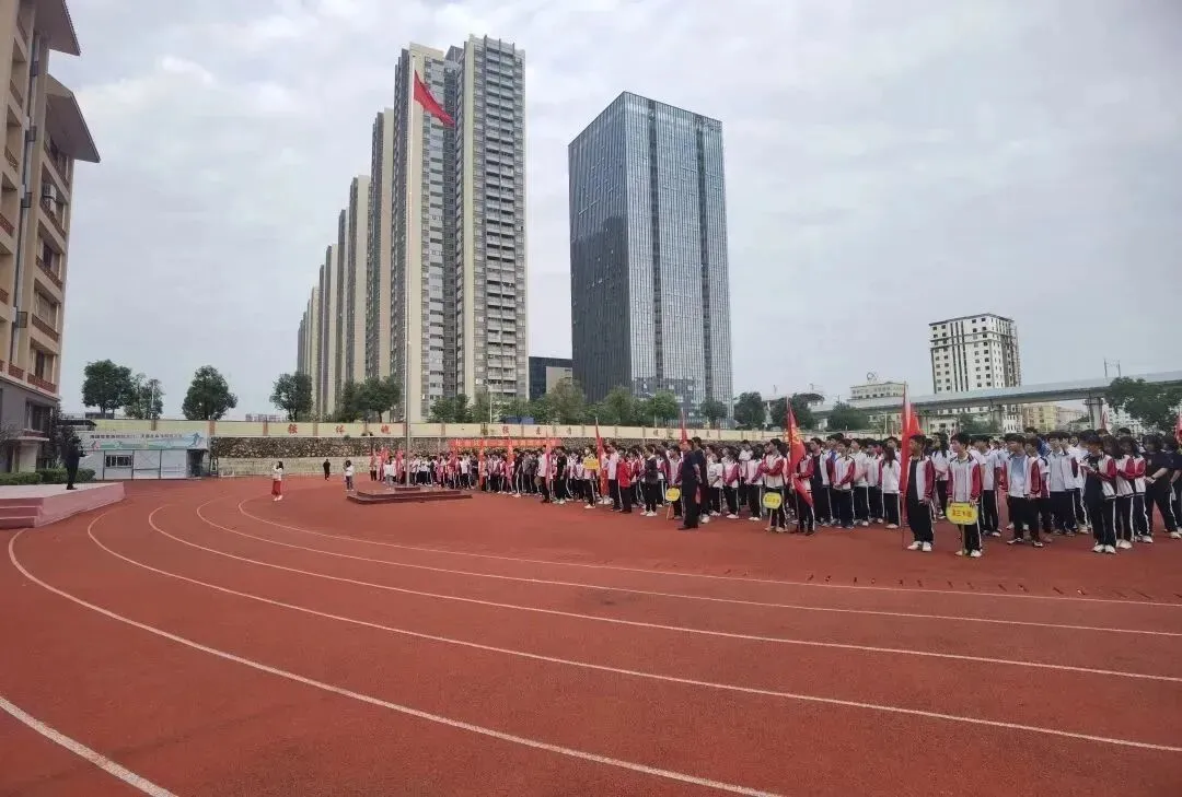 全体高三师生齐聚操场，准备参加惠州一模表彰大会