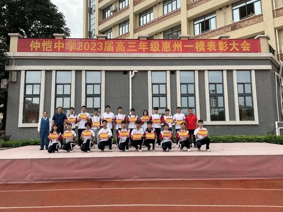 获奖学生们在掌声中接受全场师生的祝贺