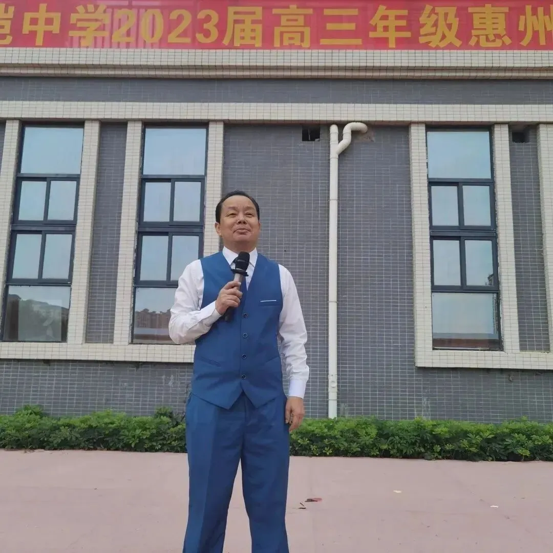 大会现场，师生精神饱满，气氛庄重