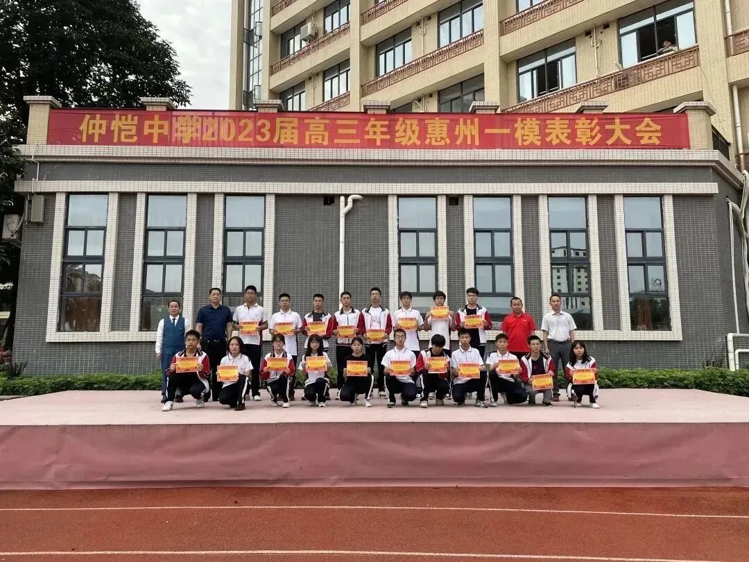 获奖学生们展示他们的荣誉证书