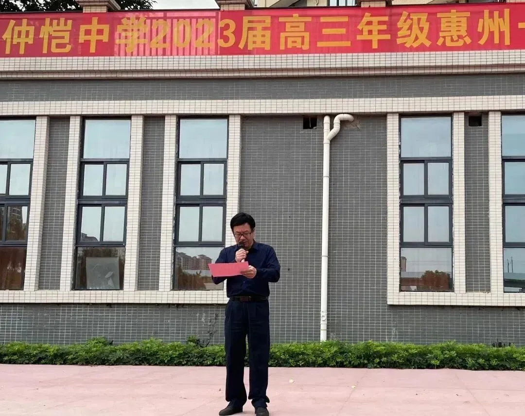 教务处唐涛主任宣读表彰名单