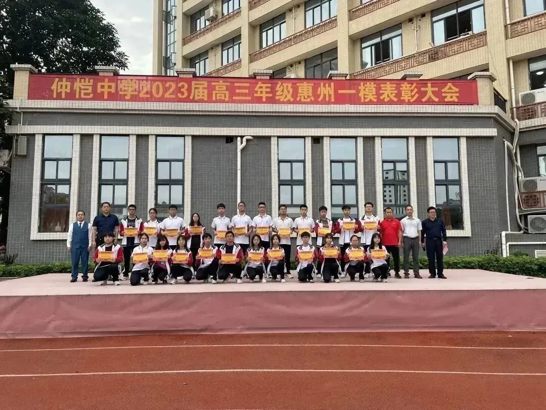 获奖学生们手捧荣誉证书，脸上洋溢着自豪的笑容