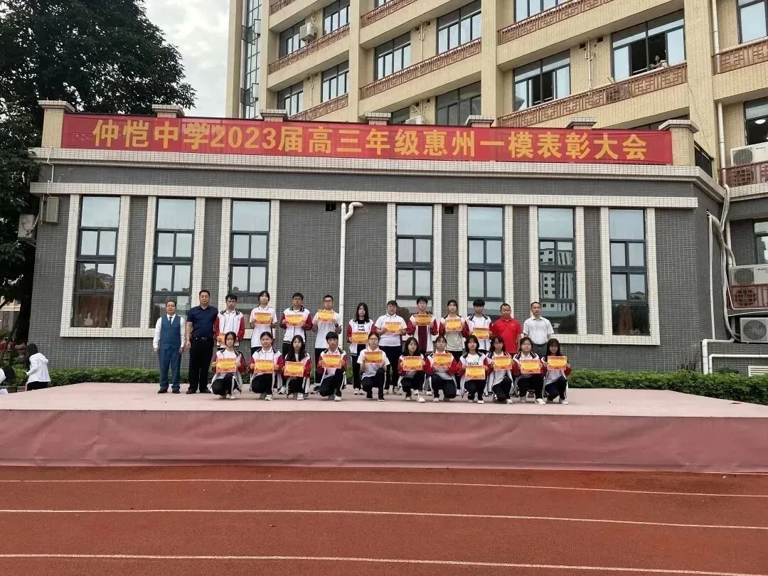 获奖学生代表与颁奖领导合影留念