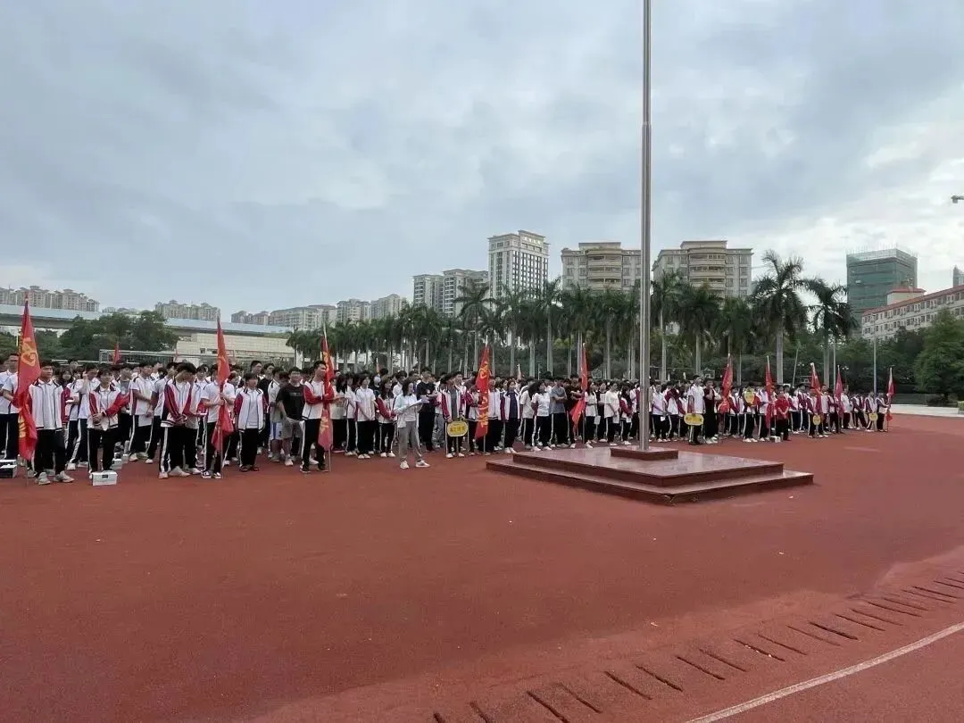 庄严的国旗下，仲恺中学高三学子整装待发