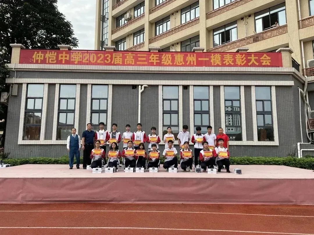 获奖学生们用坚定的眼神展望未来