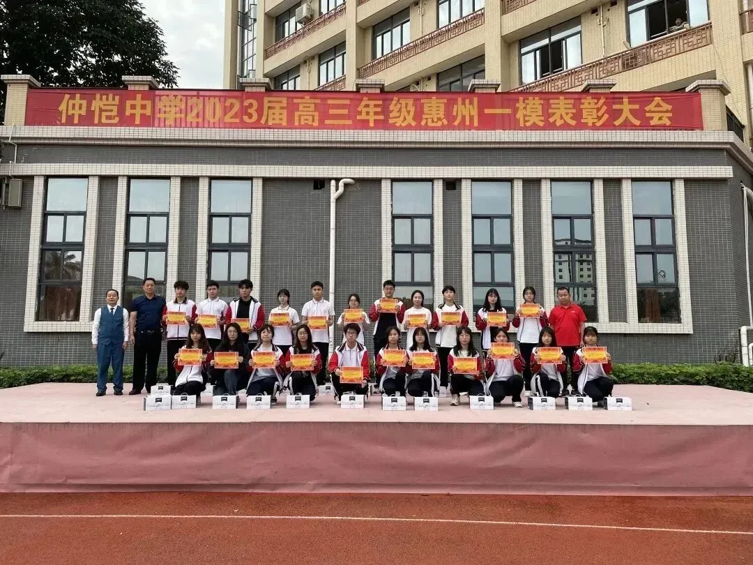荣誉的背后是汗水与坚持，获奖学生们用行动诠释了努力的意义