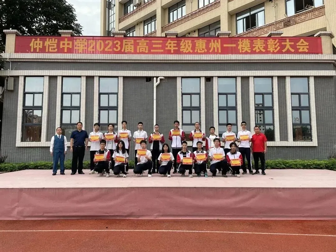 全体获奖学生与校领导合影，记录下这荣耀的时刻
