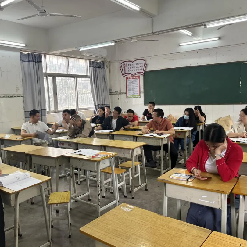 课后教师们进行热烈研讨