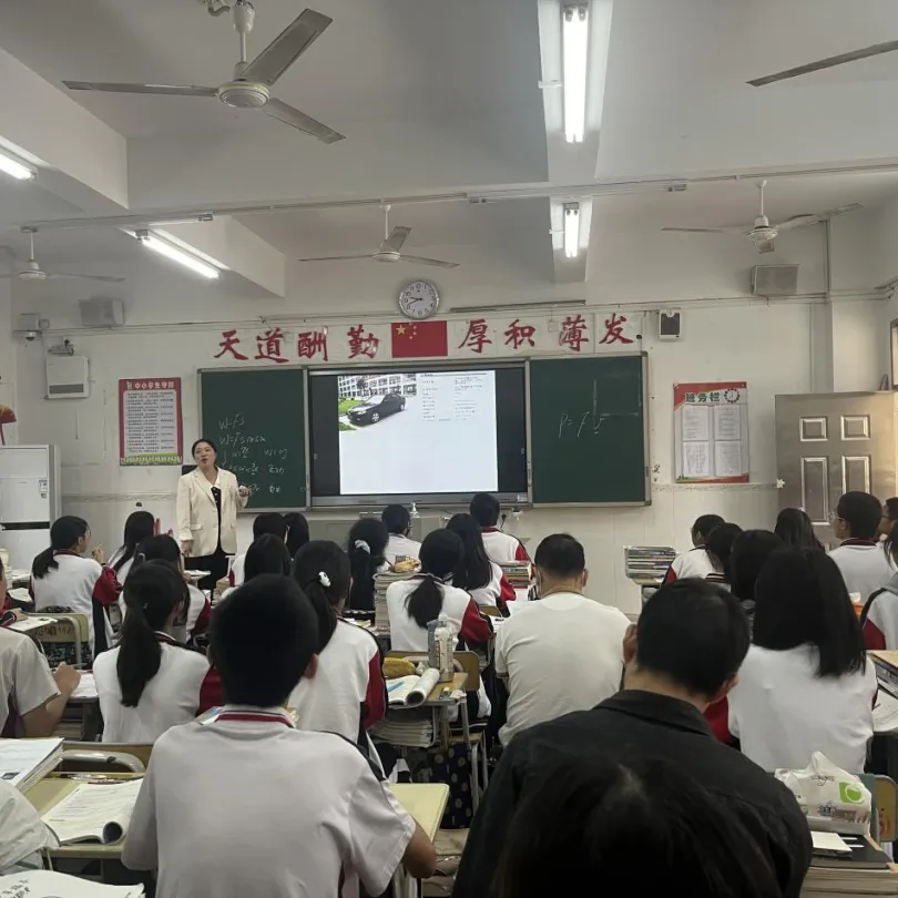 学生们积极参与课堂互动