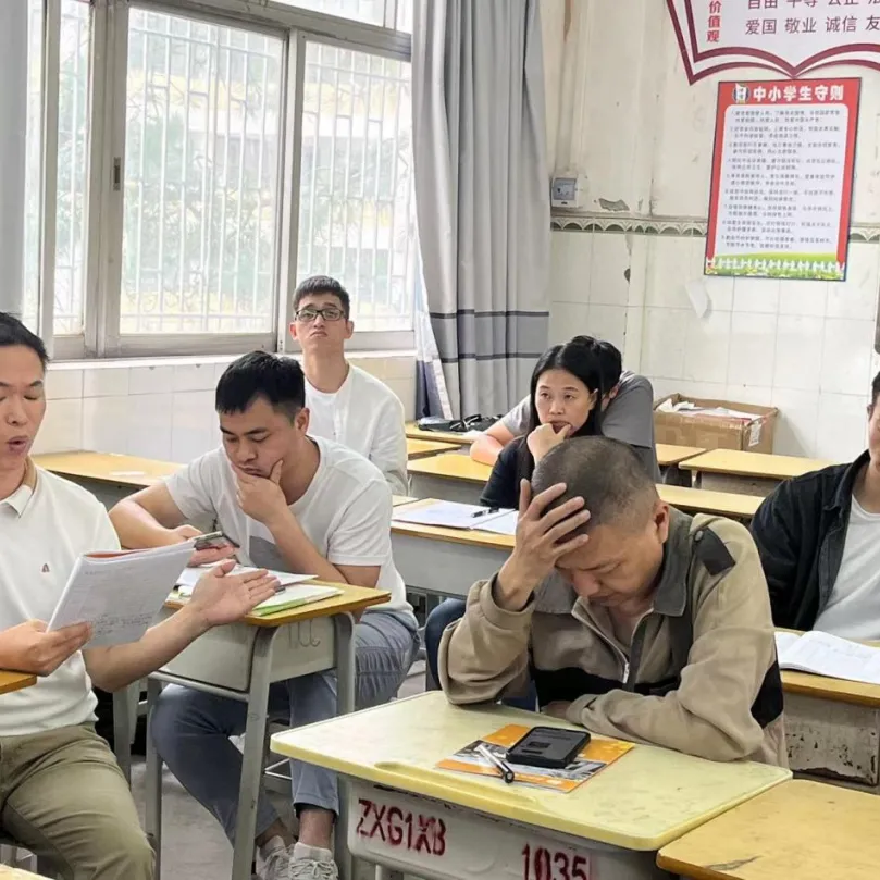 物理组教师们认真听课并做笔记
