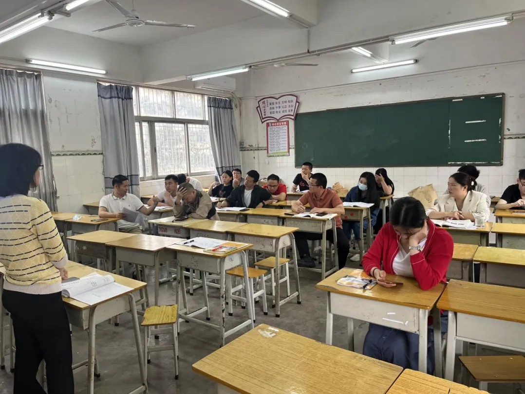 孔祥梅老师在课堂上讲解功率概念