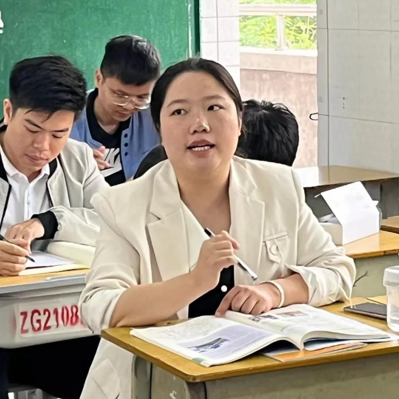 课堂讨论环节，学生们踊跃发言
