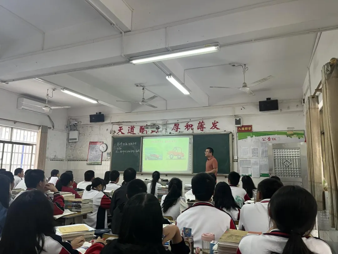 郑江帆老师利用多媒体展示生活中的物理现象