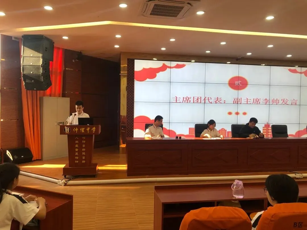 学生会成员热烈讨论工作中的收获