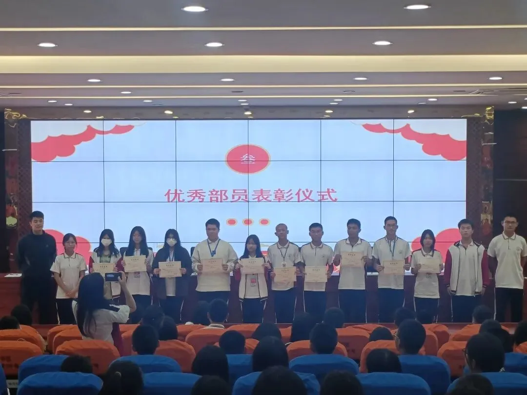 获奖优秀部员合影留念