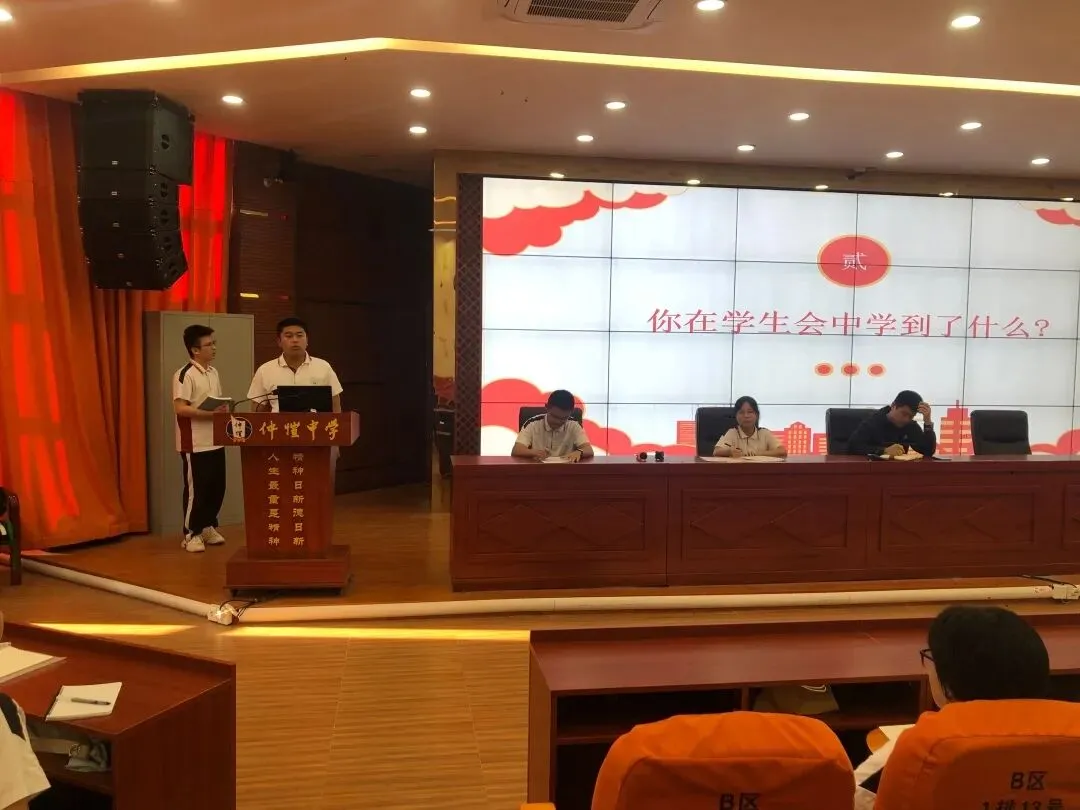 学生会成员展现团结互助的精神风貌