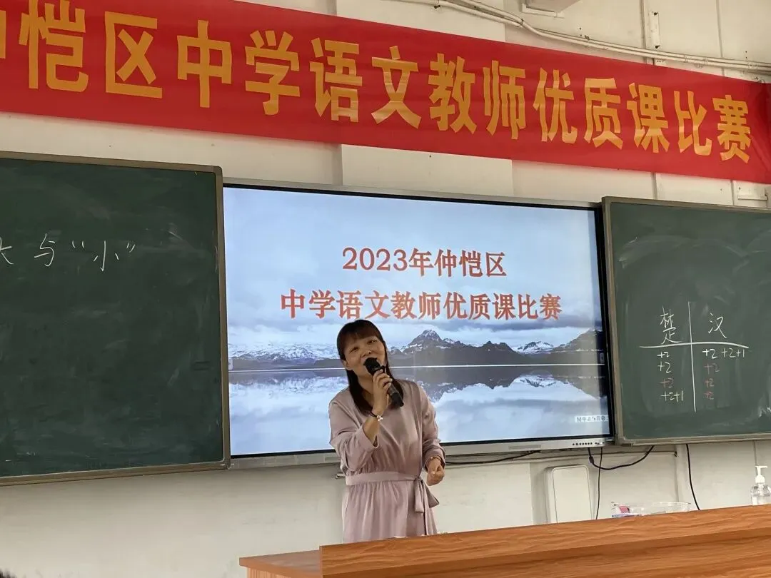 课堂上学生们认真聆听并做笔记