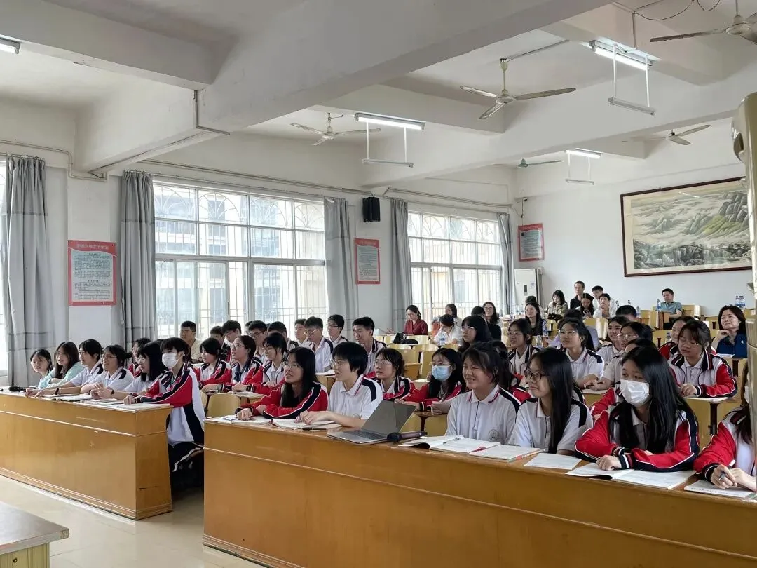三位参赛教师在比赛中授课