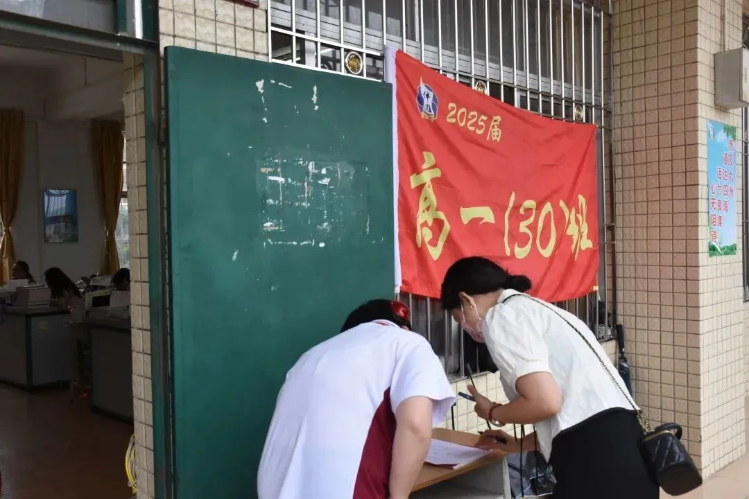 年级家长会现场照片