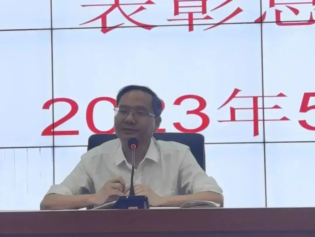 校长张干丁作总结发言