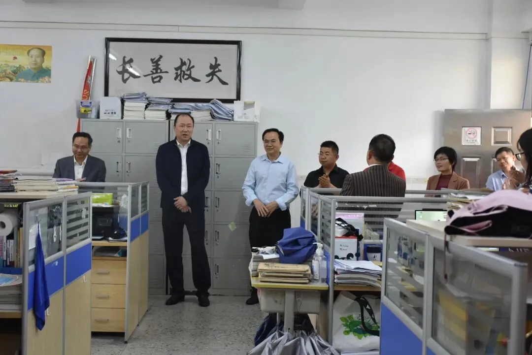 高三年级办公室工作场景