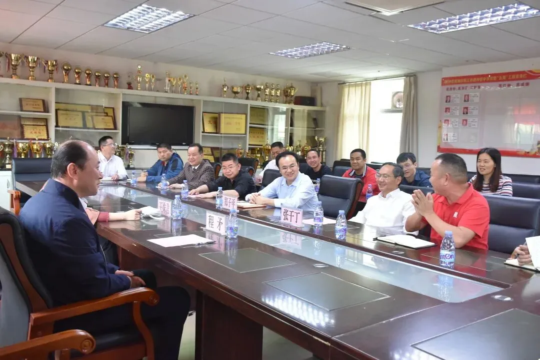 学校领导与高三教师代表参加座谈会