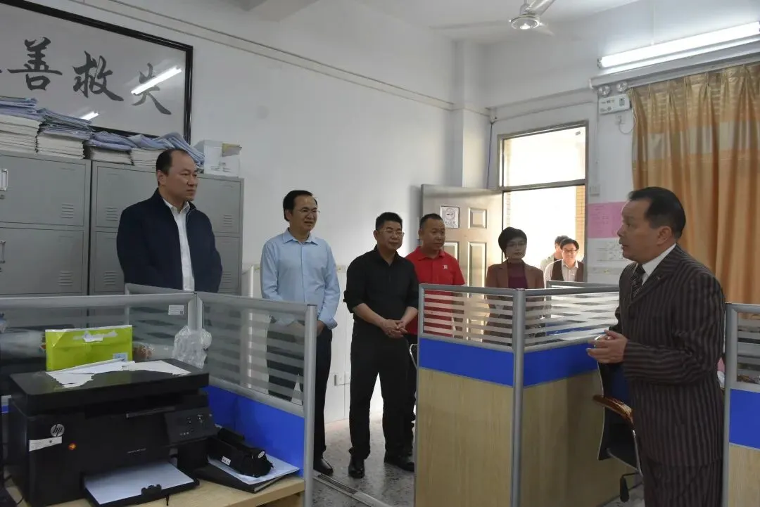 高三教师们认真听取汇报